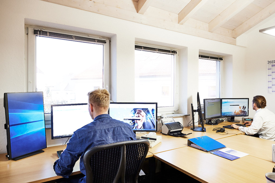 Menschen arbeiten in der Kanzlei am Computer